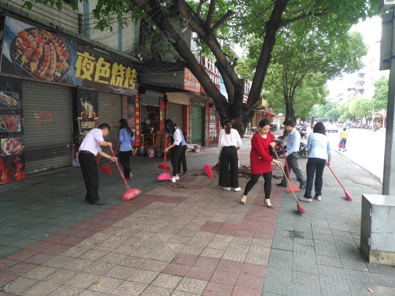 始興縣組織文明實踐志愿者積極清掃環(huán)境衛(wèi)生.jpg