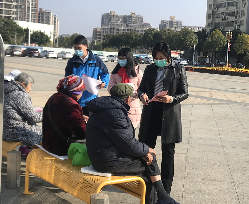文明實踐志愿者在始興縣體育廣場在向群眾派發(fā)傳單.png