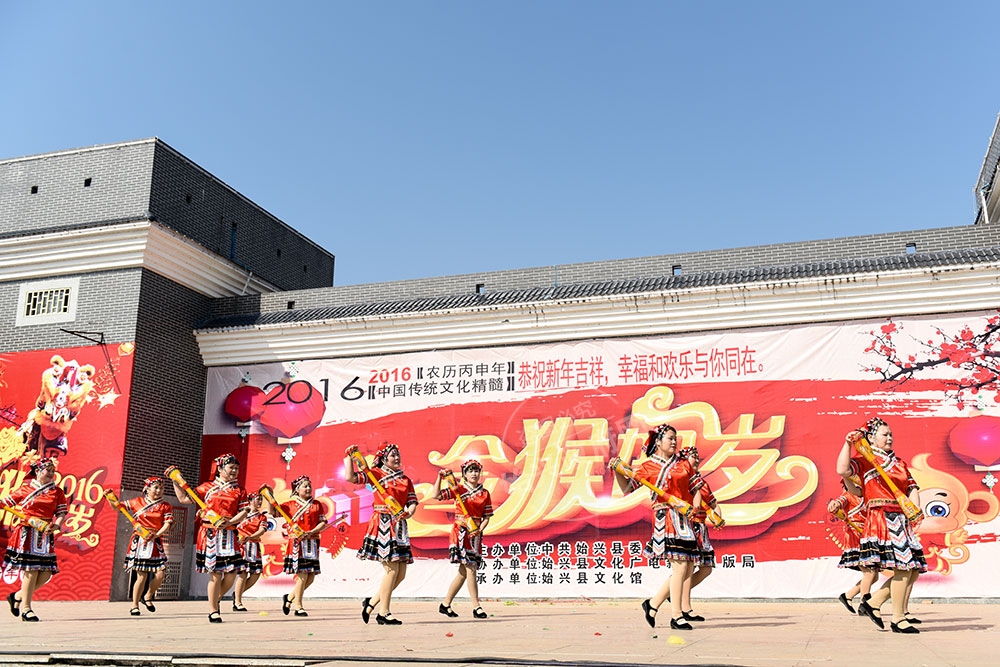 深渡水瑤族《長鼓舞》，多在瑤族傳統節日、慶祝豐收、喬遷或是婚禮喜慶的日子表演。瑤族長鼓舞的歷史悠久，在瑤族傳統的祭盤王儀典中和在一些驅鬼逐邪、治病占卜的巫術活動中常跳此舞?，F在瑤族長鼓舞已經成為群眾性文娛活動。