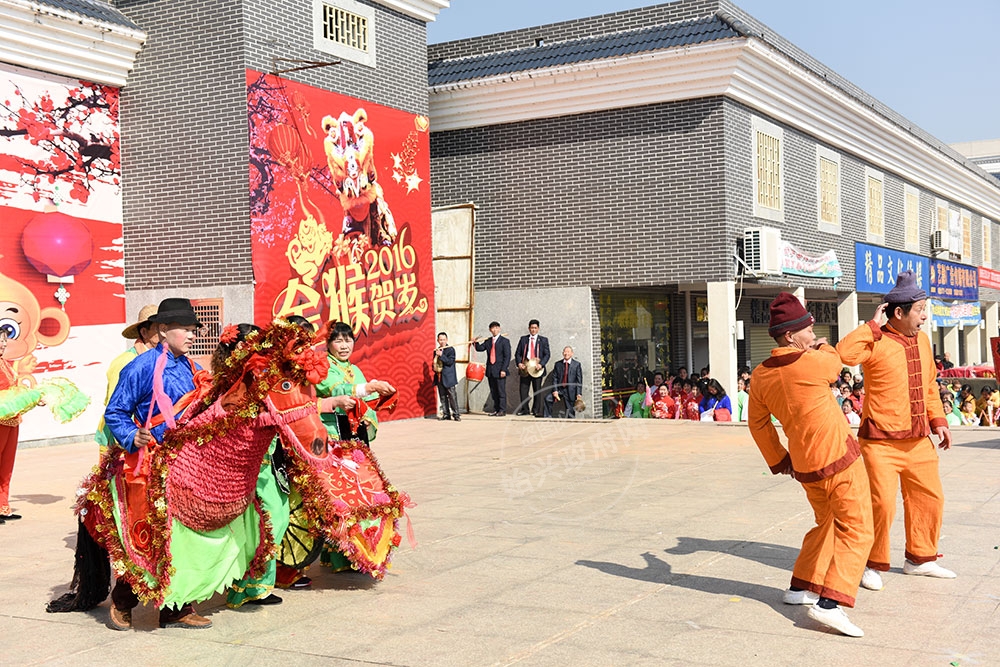 隘子舞阿妹，是流行于我縣清化地區的一種民間歌舞，舞蹈者帶著人們的美好祝愿到群眾中表演，在舞中主要反映農事活動，表演生動詼諧，深受廣大群眾的歡迎。
