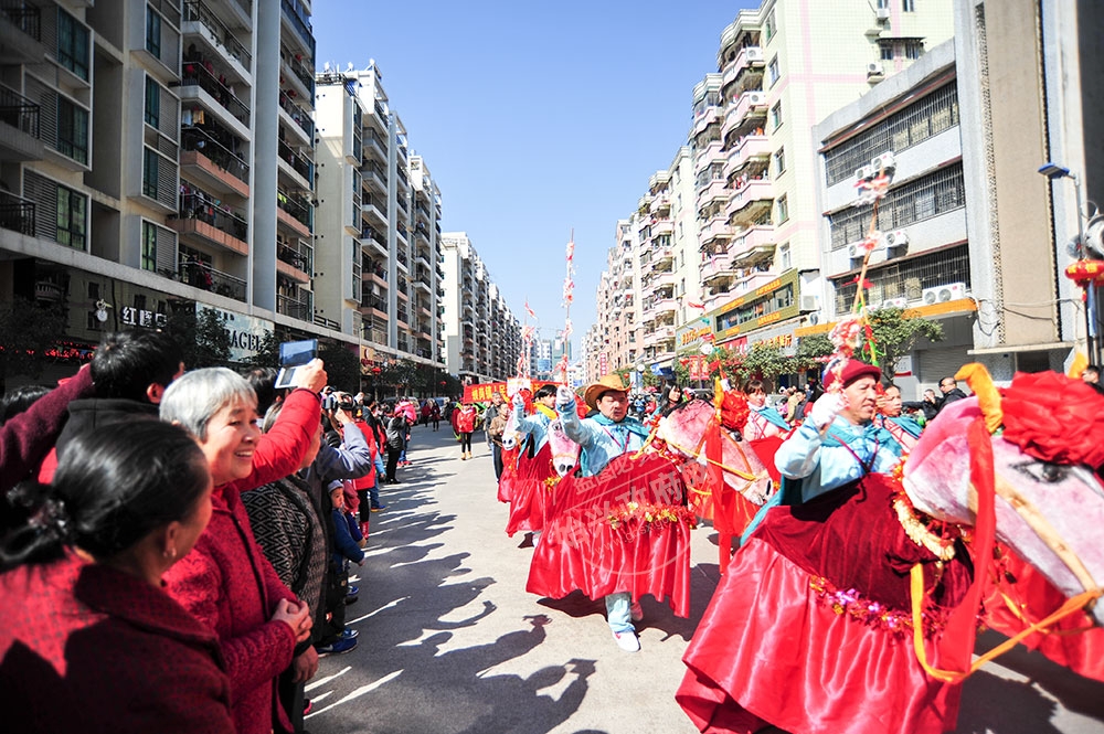 司前鎮表演的《舞紙馬》，是流行在我縣司前、隘子地區的一種民間藝術，人們常在春節期間舉行，以表現人們對生活的美好祝愿，并希望在新的一年里萬事如意、馬到成功！