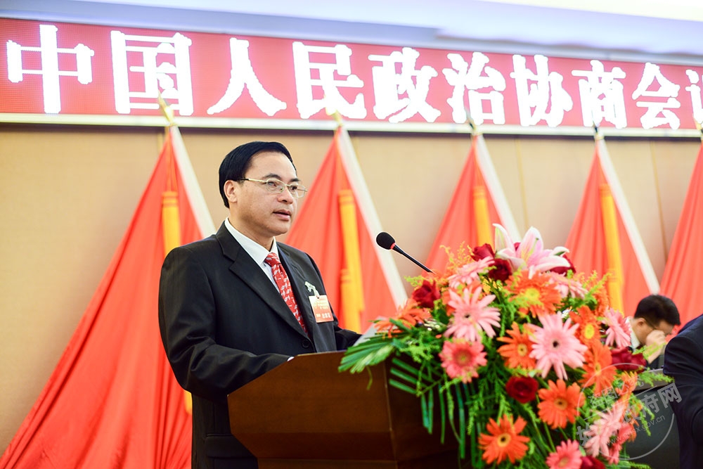 政協副主席鄧炳光作政協常委會工作報告