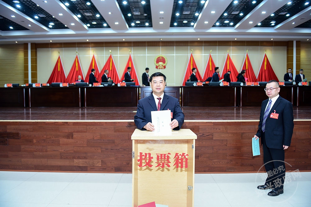 大會(huì)選舉新一屆縣人大、縣政府領(lǐng)導(dǎo)班子等，圖為縣委書記黃令遙投票