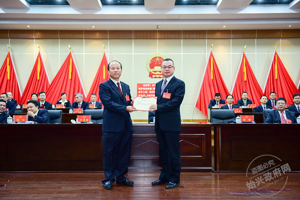 葉洪番當(dāng)選縣長(zhǎng)，圖為賴根為葉洪番（右）頒發(fā)當(dāng)選證書