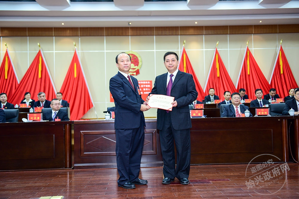 張智光當(dāng)選為始興縣人民政府副縣長(zhǎng)，，圖為賴根為張智光（右）頒發(fā)當(dāng)選證書