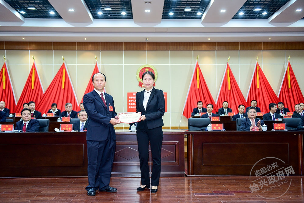 段琪當(dāng)選為始興縣人民政府副縣長(zhǎng)，，圖為賴根為段琪（右）頒發(fā)當(dāng)選證書