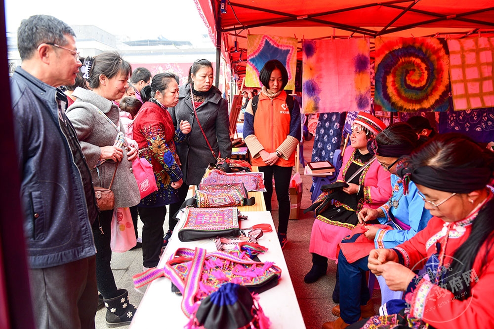 非遺民俗及民間藝術手工藝品展示，圖為瑤繡