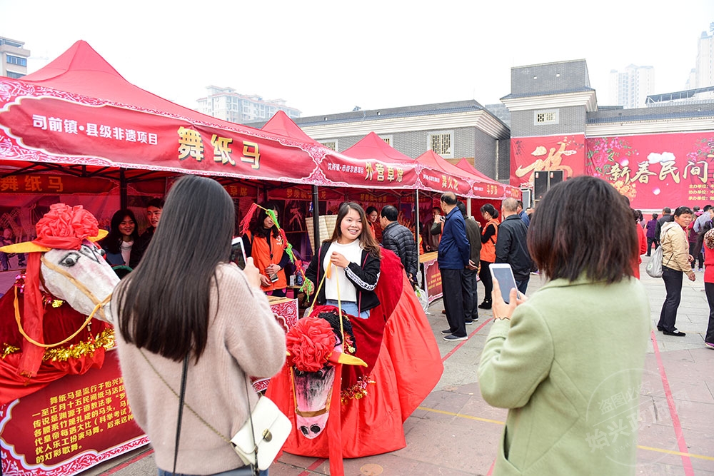 非遺民俗及民間藝術手工藝品展示，圖為市民現場體驗